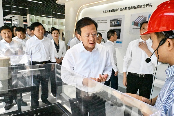 9月28日，市委常委、區(qū)委書記張建華率隊(duì)對(duì)我區(qū)13個(gè)產(chǎn)業(yè)項(xiàng)目進(jìn)行現(xiàn)場(chǎng)觀摩。   徐浩翔 攝.jpg